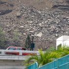 El desprendimiento de piuedras y tierra en el cerro Paraíso, a la altura de la avenida Carlos Julio Arosemena y Monjas.
