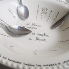 La exposición indaga en la familia, la memoria y el silencio.