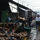 El sábado, un incendio arrasó con 28 puestos de frutas en el mercado de mayoristas, al sur de Quito. Los comerciantes perdieron un promedio de $ 6.000 por puesto.
