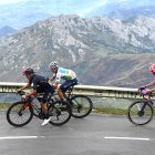 Richard Carapaz (i) sigue siendo la principal carta del ciclismo ecuatoriano.