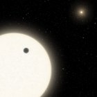 Esta ilustración muestra el planeta KOI-5Ab en tránsito por la cara de una estrella similar al Sol, que es parte de un sistema de estrellas triples ubicado a 1.800 años luz de distancia en la constelación de Cygnus
CALTECH/R. HURT
5/1/2021