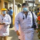 Médicos van puerta a puerta para llevara a cabo la campaña de desparasitación.