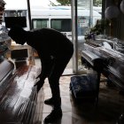 Clientes. El trabajador de una funeraria arregla los nuevos cofres adquiridos para enfrentar un repunte.