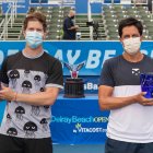 Ariel Behar y Gonzalo Escobar tras coronarse campeones en dobles del ATP de Delray Beach.