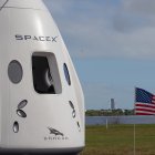 La cápsula Dragon antes de lanzarse en el cohete Falcon 9 de SpaceX desde el Complejo de Lanzamiento 39A en el Centro Espacial Kennedy de la NASA en Florida.