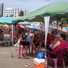 Turismo. En un mismo espacio están las embarcaciones de pescadores y los turistas que llegan a Villamil Playas.