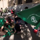 Un grupo de mujeres participa hoy en un "pañuelazo" frente a la sede central de la Universidad Católica de Chile en Santiago (Chile).