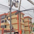 Cuarenta y un nuevos travesaños metálicos son instalados en esta zona del norte de Guayaquil, donde se vienen ejecutando obras de regeneración urbana.