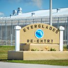 Vista del centro de detención de inmigrantes de Krome, Florida.