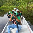 Fotografía sin fechar y cedida por el ministerio de Ambiente que muestra a voluntarios, técnicos y expertos mientras hacen un seguimiento de aves en la reserva de la biosfera del Yasuni (Ecuador)