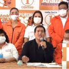 Color. Los correístas se visten de naranja. "Por economía procesal", dijo un tuitero con sentido del humor.