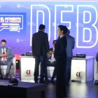 La periodista Andrea Bernal, moderadora del debato, instó frecuentemente -sin éxito- a los candidatos a debatir.