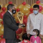 Pepe Granizo, presidente de la APDP, entrega el premio como mejor deportista de 2020 a Richard Carapaz (d).