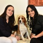 Marcela Holguín junto a su hija y su mascota.