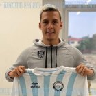 Manu Balda, nuevo ofensivo de Guayaquil City, muestra la casaquilla de su club.