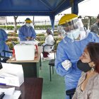 HISOPADOS QUE SE REALIZAN EN EL HOSPITAL LUIS VERNAZA EN SUS PARQUEADEROS A PERSONAS QUE SOSPECHAN Q TIENEN EL VIRUS POR PACIENTES HOSPITALIZADOS/JIMMY NEGRETE/GUAYAQUIL-ECUADOR ag-granasa