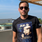 Una de las camisetas más importantes de la colección. Lleva estampado el poster del primer concierto del artista en la plaza de toros de Quito.