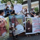 Lisbeth Baquerizo fue asesinada, víctima de femicidio. Sus familiares en las afueras de la Fiscalía.