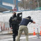 Diligencia. En los exteriores del hospital de la Policía se reconstruyó el asesinato del policía Froilán Jiménez.