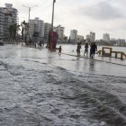 Hecho. La tarde del viernes 15 de enero, los turistas en Salinas tuvieron que salir del mar.