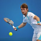 El entrenador y exnúmero uno del mundo, Juan Carlos Ferrero, permanece confinado en las habitaciones de su hotel en Melbourne, tras haber viajado en el nuevo avión afectado desde Doha después de firmar su pase al cuadro final.