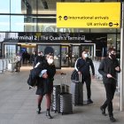 London (United Kingdom), 18/01/2021.- Travellers in the international arrival area of Heathrow Airport, near London, Britain, 18 January 2021. Travel corridors in the the UK were closed at 04:00 hours on 18 January 2021 as British government declared. Travellers arriving to England from anywhere outside the UK have to to self-isolate for 10 days and must have proof of a negative coronavirus test. Britain"s national health service (NHS) is coming under sever pressure as Covid-19 hospital admissions continue to rise across the UK. (Reino Unido, Londres) EFE/EPA/NEIL HALL