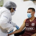 Carlos Garcés, nuevo delantero de Barcelona, mientras se somete a la prueba COVID.