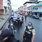 Operativo. La policía durante los controles ayer realizados en la ciudad.