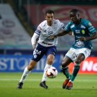Los jugadores Joel Cambell (d) del León y Luis Chávez (i) del Pachuca, disputan el balón durante un juego del torneo Clausura 2021 del fútbol mexicano