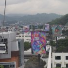 Aeroarte. La imagen es un homenaje a los profesionales sanitarios, creada por la pintora Ana Juan.

Agencia (ag-extra)