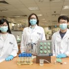 El aerogel productor de agua es inventado por un equipo de seis investigadores dirigido por Ho Ghim Wei (izquierda).
Universidad Nacional de Singapur
19/1/2021
