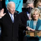 Joe Biden, junto a su esposa, Jill Biden, durante su juramente como nuevo presidente de Estados Unidos.