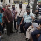 Denuncia. Un grupo alista los documentos para entrar a la Fiscalía.