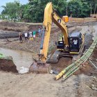 Hecho. Maquinaria de la Prefectura prevé, hasta este viernes, tener listo el paso peatonal que facilitará el paso, al menos a pie, entre los recintos.