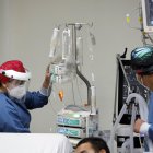 Personal médico atiende a un enfermo en una unidad de cuidado intensivo NO COVID del Hospital El Tunal, el 17 de enero de 2021 de en Bogotá (Colombia).