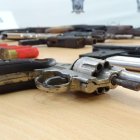 Parte de las armas de fuego y municiones que se encontraron en una casa, en Durán.