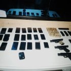 En la foto los celulares y armas de fuego que se encontraron al interior de la penitenciaría del Litoral.