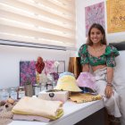 Sandy Correa tras Sandye, marca que crea de prendas sostenibles con teñido natural.