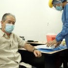 El ministro de Salud, al momento de recibir la vacuna contra la COVID-19.