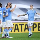 Marco Parolo (c) celebra con sus compañeros el primer gol del partido.