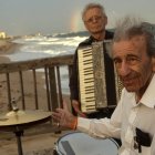 Un filme sobre dos jubilados, víctimas del Holocausto que inician una banda musical, abre el encuentro.