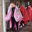 Las mujeres que salieron del prostíbulo que se clausuró el jueves en la noche, en el norte de Guayaquil.