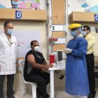 La vacunación arrancó ayer simultáneamente en tres hospitales del país.