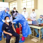 El doctor Pablo Bolaños, médico internista del hospital Vicente Corral Moscoso, fue el primer vacunado.