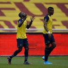 Fotografía de archivo del 13 de octubre de 2020 que muestra a Moisés Caicedo (i) de Ecuador mientras celebra un gol ante Uruguay.