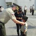 Instante en el que Moisés es condecorado por las máximas autoridades.