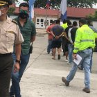 Al fondo las siete personas que fueron detenidas tras asaltar a comerciantes asiáticos.