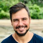 Nació en 1980 en Palma de Mallorca. Es licenciado en Humanidades y tiene un máster en Periodismo. Sus crónicas y fotografías han sido publicadas en medios como National Geographic, Condé  Nast, Vive, SoHo, Mundo Diners y El País. Se mudó a Ecuador en 2012.