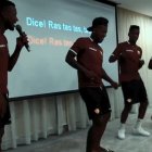 Los refuerzos de Barcelona cantando y bailando en un salón de la concentración.