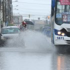 Sur. Dos ciudadanos empapados por el agua que levantó un bus.